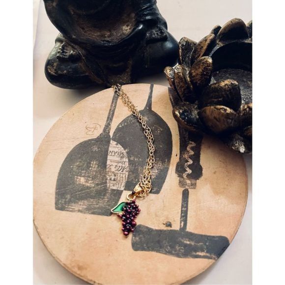 PRETTY GOLD GRAPE VINE NECKLACE - Picture 2 of 6